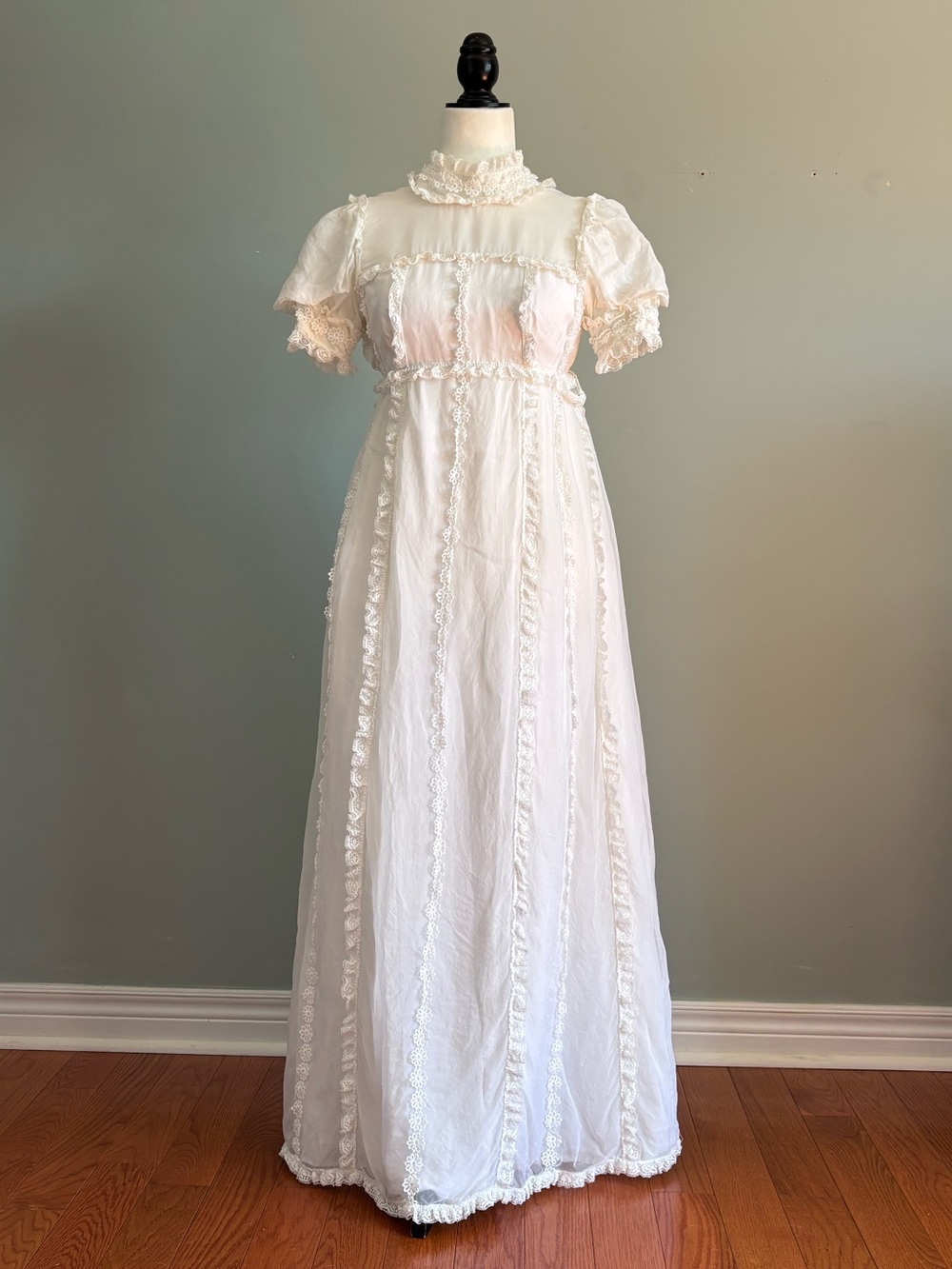 Vintage Babydoll Wedding White Lace Maxi Dress with Puff Sleeves